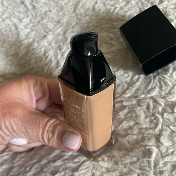 CHANEL Vitalumière SPF 15 Foundation 40 Beige - New - rare find, discontinued